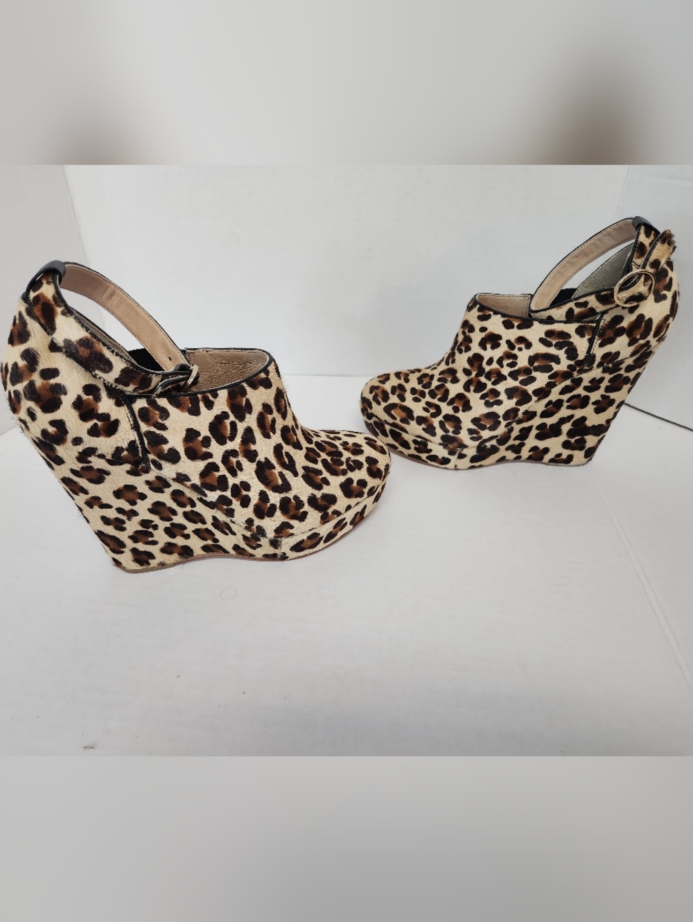 Pour la Victoire Genuine Calf Hair Leopard Print Platform Wedges Womens 5